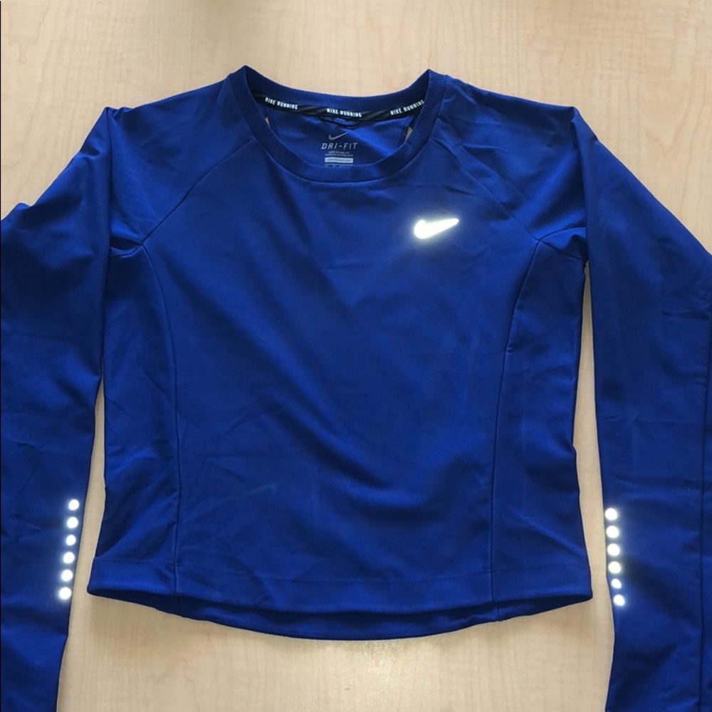 Nike women’s running top with a pocket